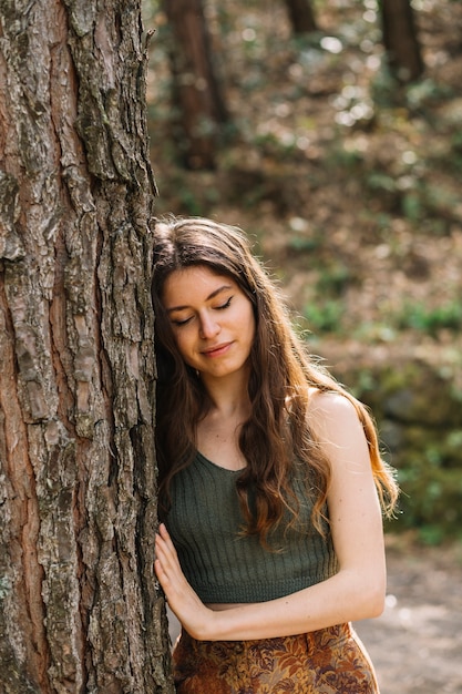 Femme, toucher, arbre, à, main