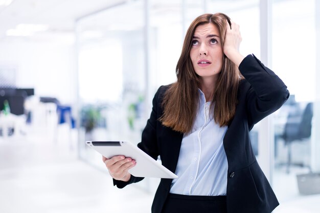 Femme toucher ses cheveux inquiète