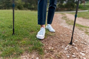 Photo gratuite femme de touriste aîné marchant avec des bâtons de randonnée