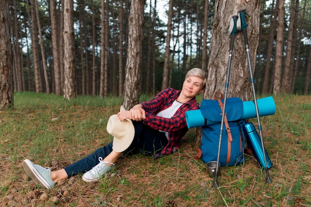 Femme de touriste aîné avec sac à dos de détente à l'extérieur