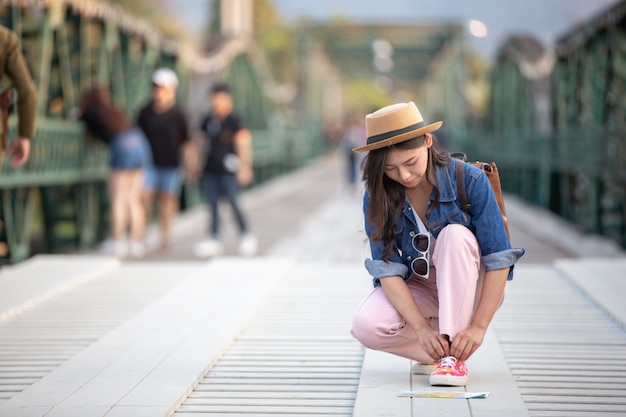 Femme touriste attachée la corde à chaussure