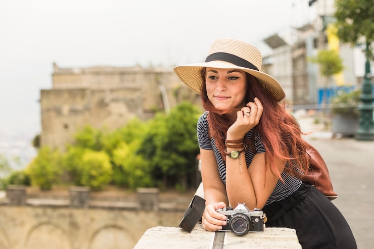 Photo gratuit femme touriste avec caméra sur balcon