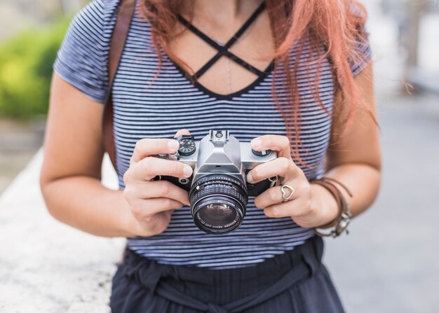 Photo gratuite femme touriste avec caméra