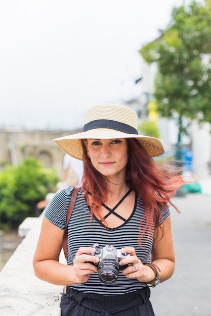 Femme touriste avec caméra