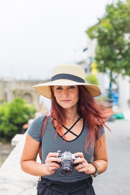 Femme touriste avec caméra