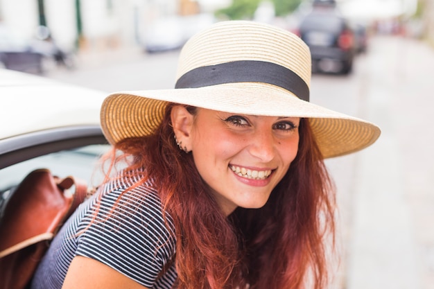 Photo gratuite femme touriste regardant par la fenêtre de la voiture