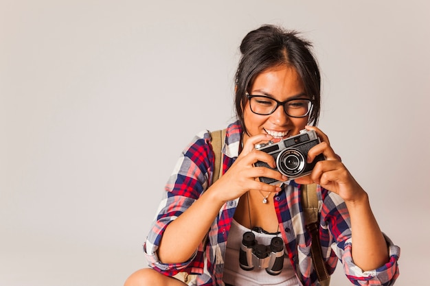 Femme touristique souriante avec appareil photo