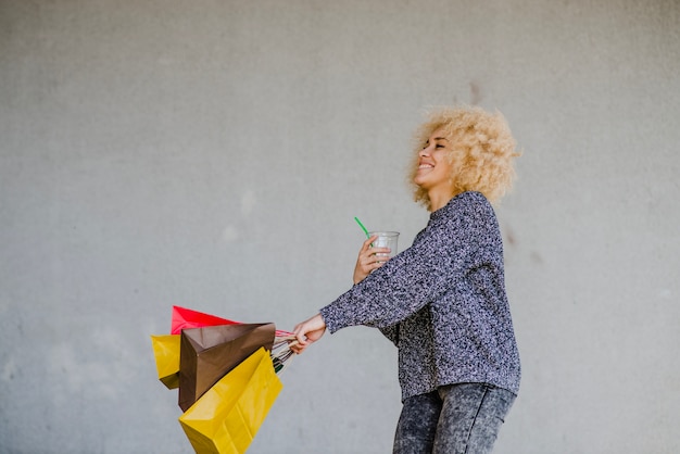 Photo gratuite femme tournant avec des sacs