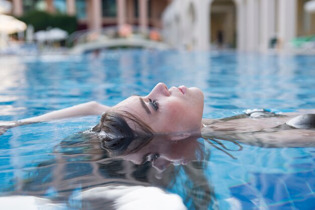 Femme avec tout le corps immergé moins visage