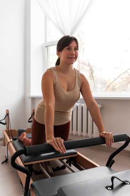 Photo gratuite une femme en train de suivre un cours de pilates.