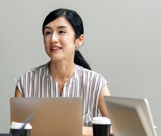 Femme, travail, ordinateur portable