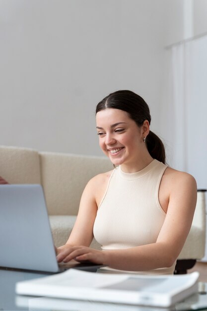 Femme travaillant après un instructeur de fitness en ligne