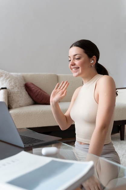 Photo gratuite femme travaillant après un instructeur de fitness en ligne