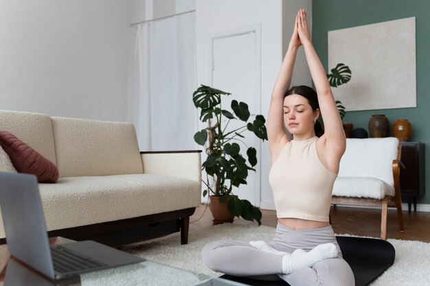 Femme travaillant après un instructeur de fitness en ligne