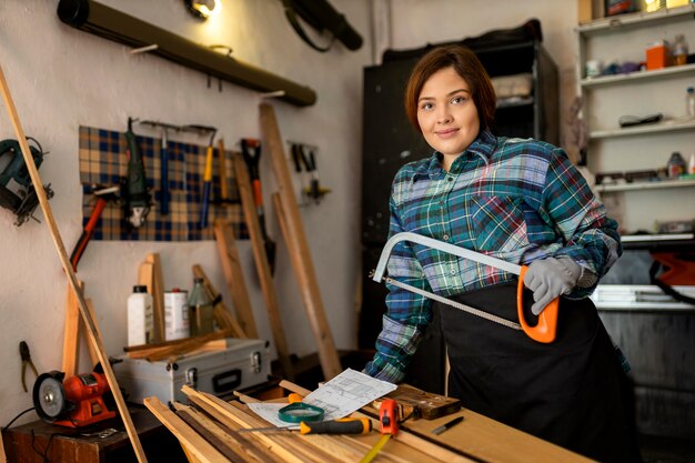 Femme travaillant en atelier