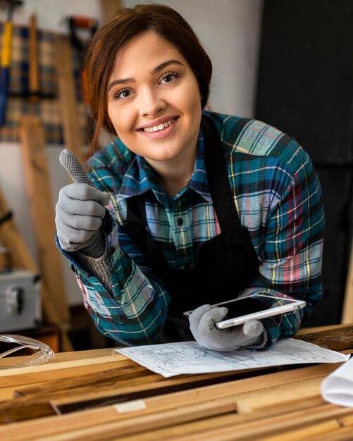 Femme travaillant en atelier