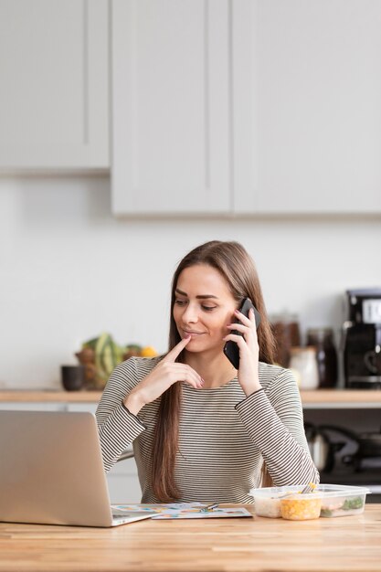 Femme travaillant et attendant la pause déjeuner