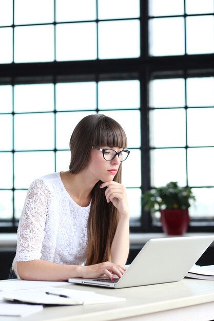 Femme travaillant au bureau