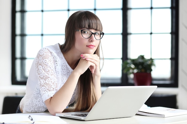 Femme travaillant au bureau