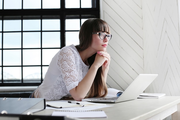 Femme travaillant au bureau