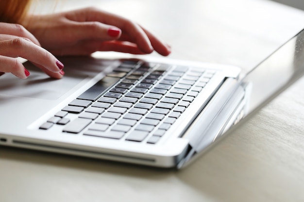 Photo gratuite femme travaillant au bureau