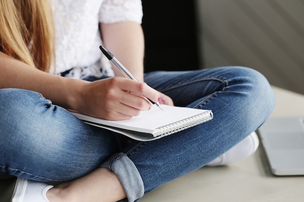 Femme travaillant au bureau