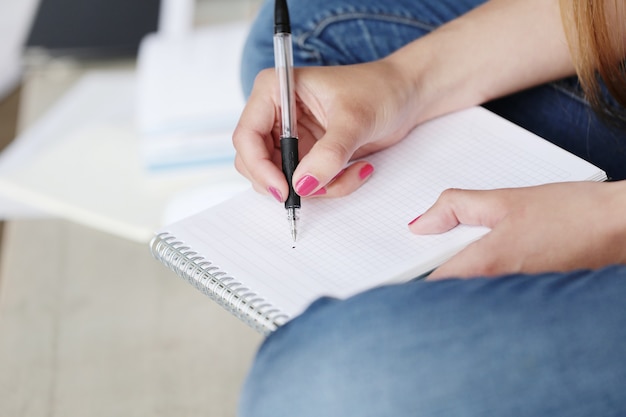 Femme travaillant au bureau