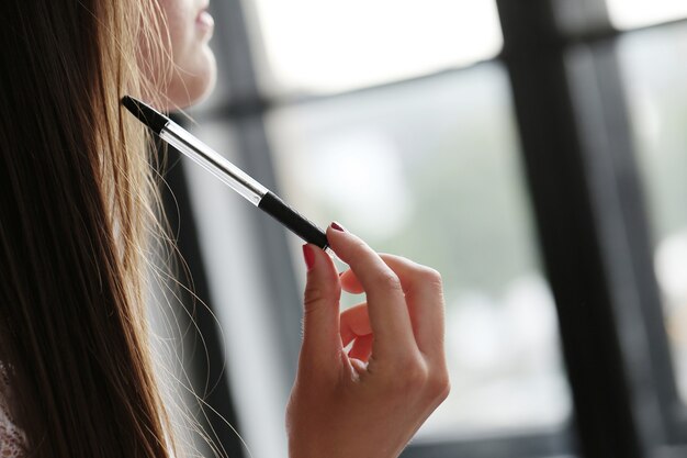 Femme travaillant au bureau