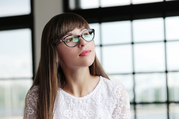 Photo gratuite femme travaillant au bureau