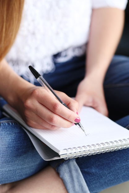 Femme travaillant au bureau