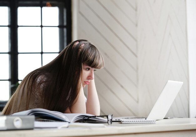 Femme travaillant au bureau