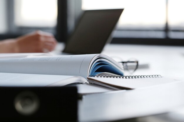 Femme travaillant au bureau