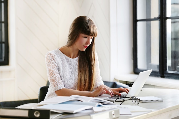 Femme Travaillant Au Bureau