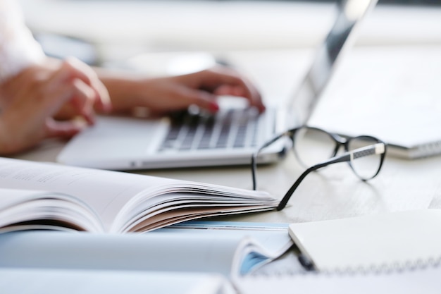 Femme travaillant au bureau