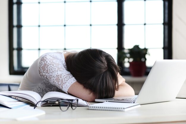 Femme travaillant au bureau