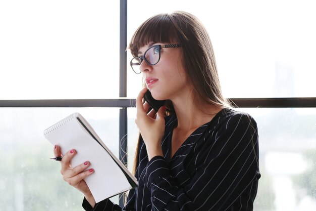 Femme travaillant au bureau