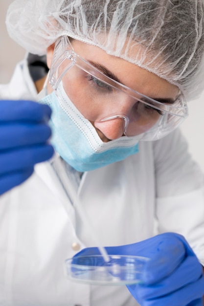 Femme travaillant au portrait de laboratoire