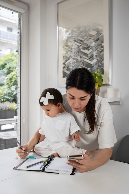 Femme travaillant avec bébé coup moyen