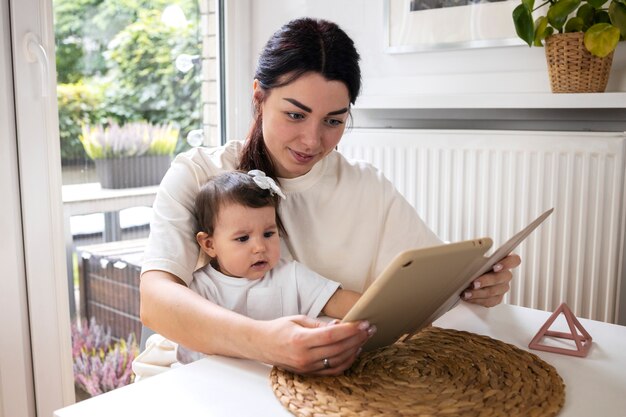 Femme travaillant avec bébé coup moyen