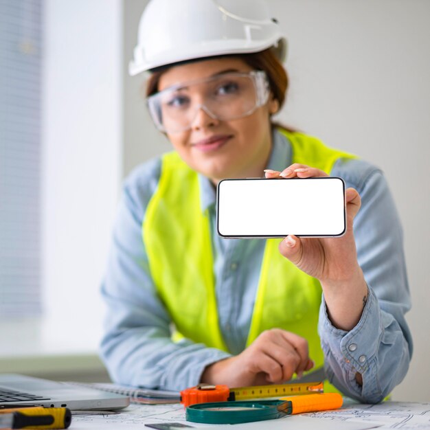 Femme travaillant comme ingénieur