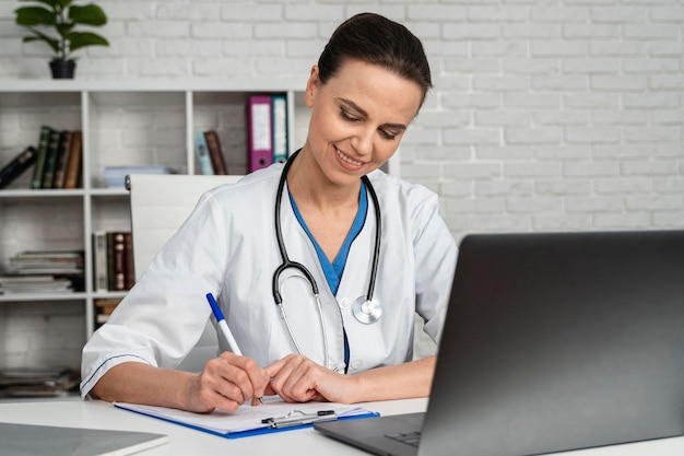 Femme travaillant comme médecin