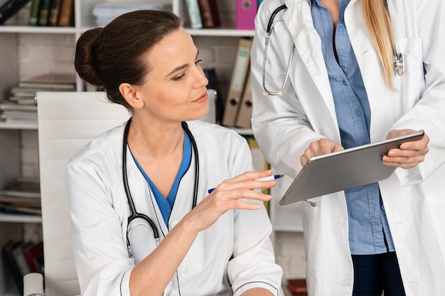 Femme travaillant comme médecin