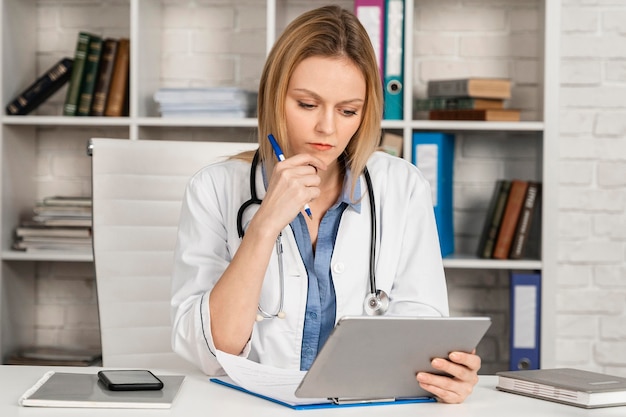 Femme travaillant comme médecin