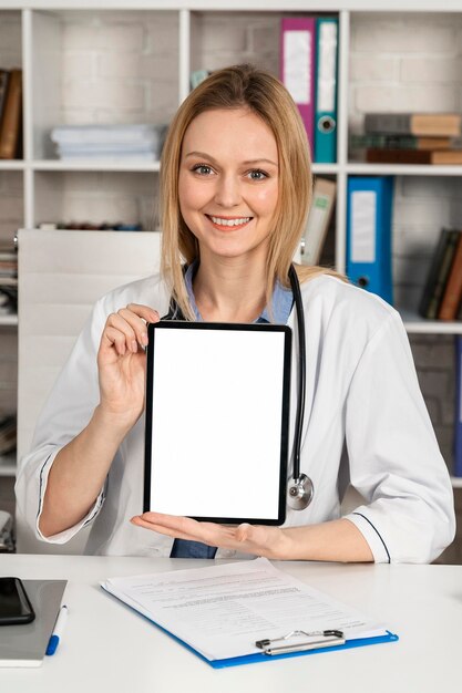 Femme travaillant comme médecin