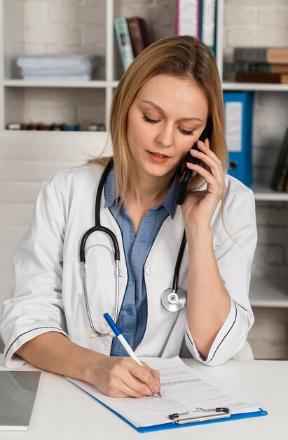 Femme travaillant comme médecin