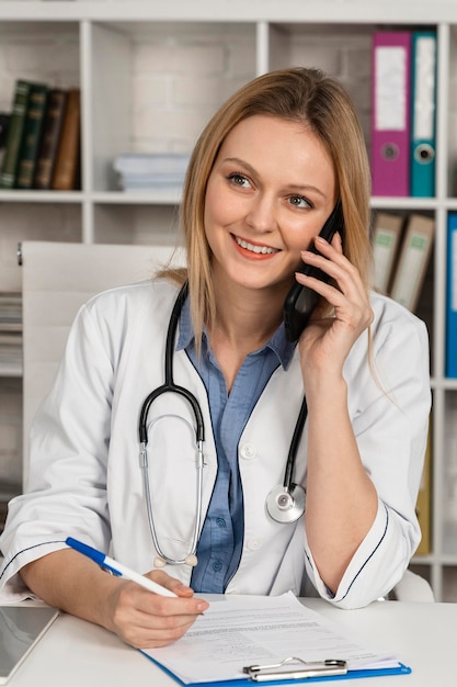 Femme travaillant comme médecin