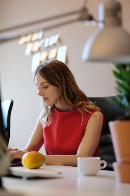 Femme travaillant, concentrée