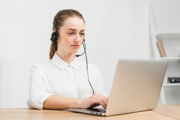 Femme travaillant dans un centre d&#39;appels