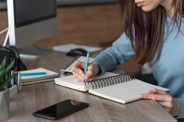 Femme travaillant dans le domaine des médias, écrire des trucs sur ordinateur portable