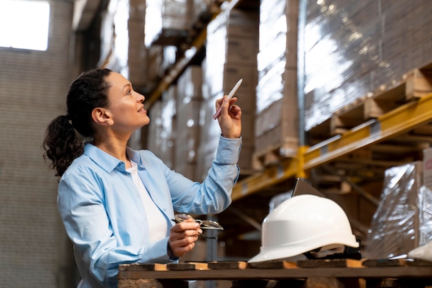 Femme travaillant dans l'entrepôt